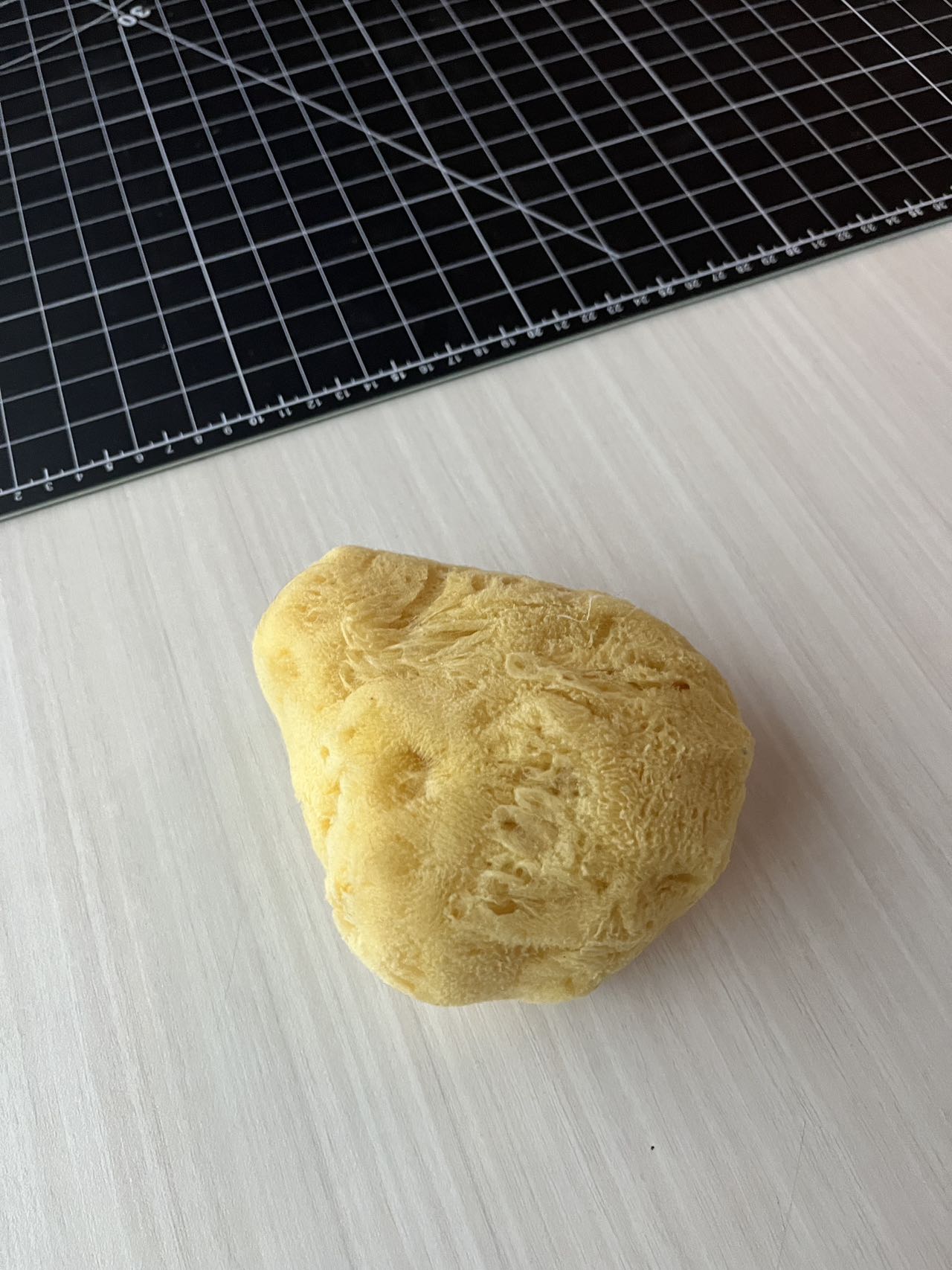 Sponges are very flexible and elastic and can be cut, compressed or bent into a variety of shapes, making them ideal for modeling complex surfaces or models that require a soft texture.